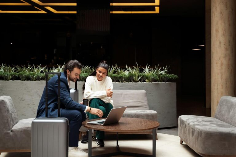 Personas realizando una gestión de viajes exitosa en México.