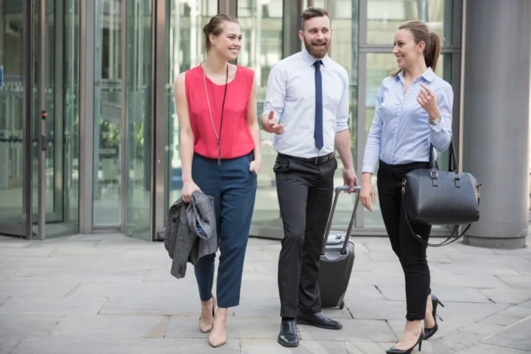 Grupo de profesionales caminando con equipaje, representando la planificación eficiente de un itinerario de viaje de negocios con una agencia de viajes corporativos en México.