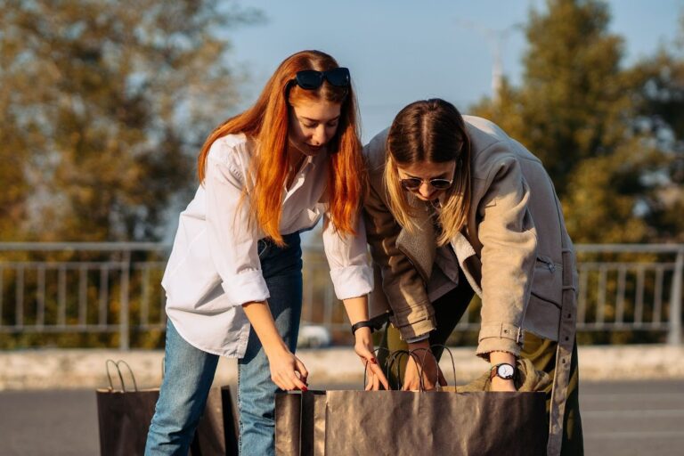 Chicas realizando viajes de negocios sostenibles con Onfly.