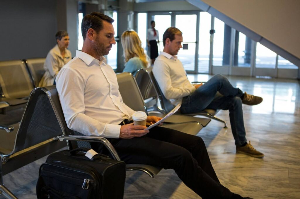 Optimizar desplazamientos de equipos con agencias de viajes corporativos.