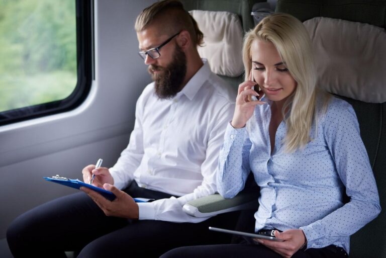 Pareja realizando viaje corporativo