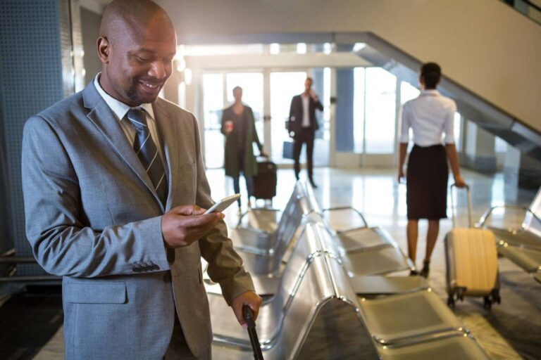 Persona gestionando gastos de viajes de negocios