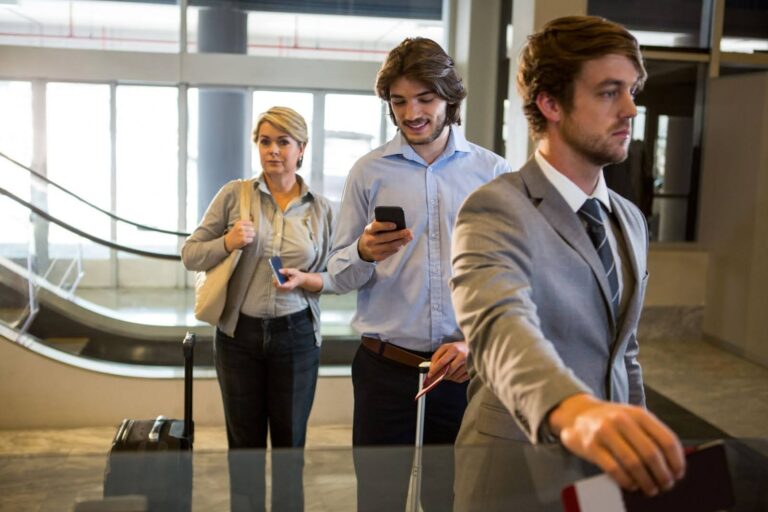 Personas esperando realizar su viaje corporativo con políticas de viaje adecuadas.