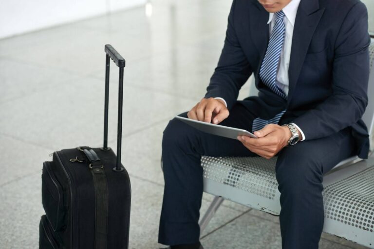 Empresario realizando una gestión de viajes corporativos.