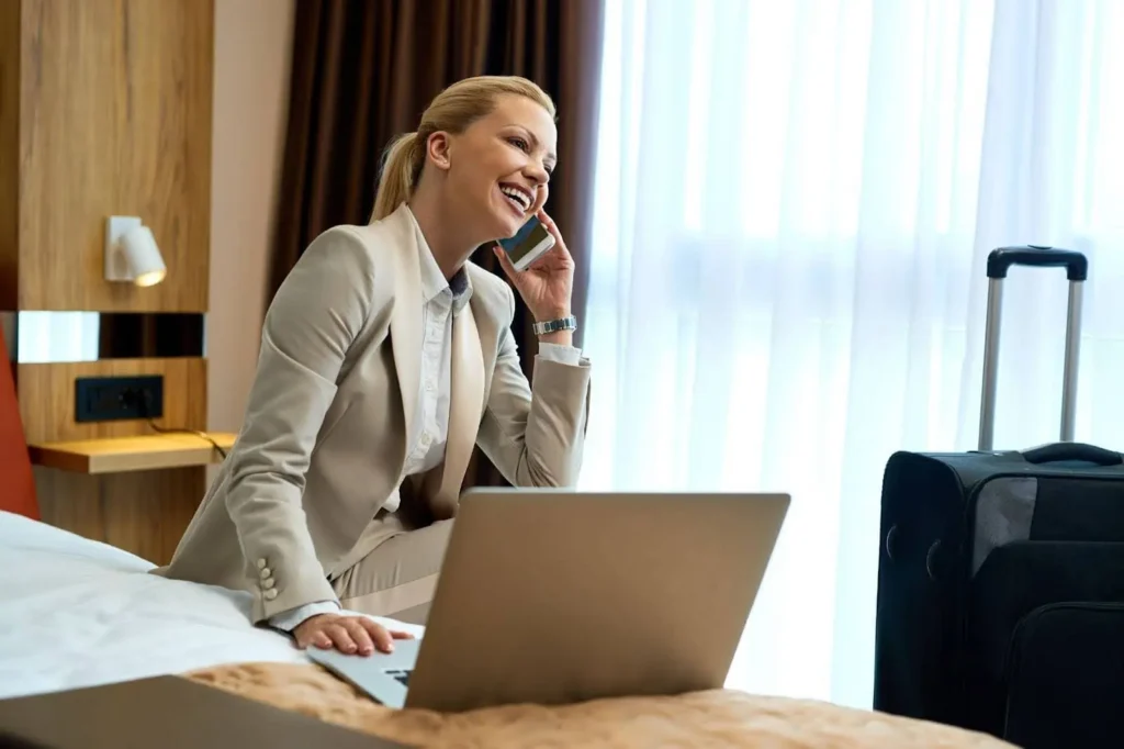 Mujer gestionando el uso de viáticos y gastos de viaje.