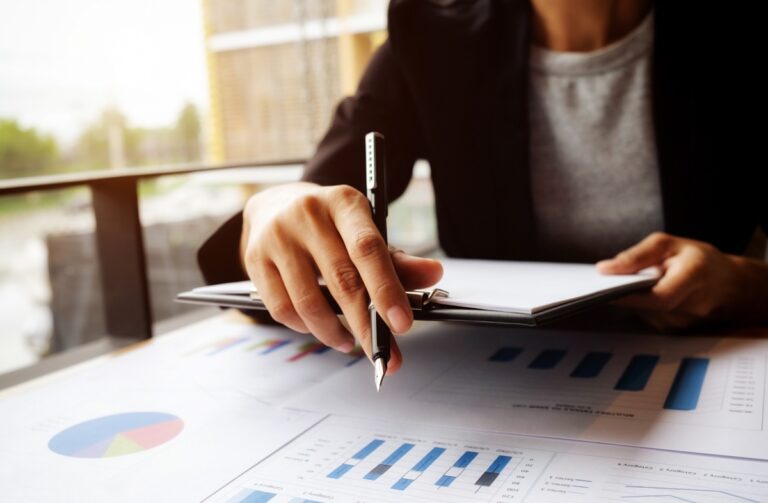 Los viajes de negocios forman parte del crecimiento de muchas empresas. Sin embargo, cuando los gastos no se monitorean correctamente, pueden generar descontrol financiero, dificultades en la previsión de costos y falta de visibilidad sobre cómo se utilizan los recursos corporativos. En muchas organizaciones, el área financiera recibe información fragmentada sobre vuelos, hoteles, viáticos y reembolsos. Esto obliga a revisar múltiples documentos, hojas de cálculo o correos electrónicos para entender el gasto total de un viaje corporativo. Por esa razón, la gestión de gastos de viaje se ha convertido en una prioridad estratégica para los gestores financieros en México. Contar con dashboards financieros permite visualizar indicadores clave, detectar desviaciones y tomar decisiones basadas en datos claros y actualizados. En este artículo descubrirás qué métricas debe incluir un dashboard de viajes corporativos y cómo pueden ayudarte a mejorar el control financiero de tu empresa. Continúa leyendo para entender cómo convertir los datos de viajes corporativos en información estratégica para la toma de decisiones. Por qué los dashboards son esenciales para la gestión financiera de viajes Un dashboard financiero permite visualizar grandes volúmenes de información de forma clara y estructurada. En lugar de revisar reportes dispersos o archivos manuales, los gestores pueden analizar indicadores clave desde un mismo panel. Esta visibilidad es especialmente importante en la gestión de viajes corporativos, donde cada desplazamiento genera múltiples gastos asociados a transporte, hospedaje y alimentación. Sin una herramienta adecuada, entender estos costos puede volverse complejo. Cuando los datos se organizan dentro de un dashboard, el área financiera puede identificar patrones de gasto, detectar desviaciones y evaluar el impacto real de los viajes en el presupuesto corporativo. Costo promedio por viaje corporativo El costo promedio por viaje es una de las métricas más importantes para cualquier gestor financiero. Este indicador permite entender cuánto está invirtiendo la empresa, en promedio, cada vez que un colaborador realiza un viaje de negocios. Analizar esta métrica ayuda a comparar gastos entre distintos departamentos, identificar viajes que superan el presupuesto previsto y detectar oportunidades para optimizar costos. Cuando este indicador se analiza dentro de la gestión de gastos de viaje, el área financiera puede tomar decisiones más estratégicas sobre políticas internas y negociación con proveedores. Distribución de gastos por categoría Otra métrica esencial en un dashboard es la distribución de gastos por categoría. Este indicador permite visualizar cuánto del presupuesto se destina a transporte, hospedaje, alimentación u otros costos relacionados con el viaje. Comprender esta distribución ayuda a identificar qué tipo de gasto representa la mayor parte del presupuesto corporativo. En muchas empresas, por ejemplo, el transporte aéreo suele representar la mayor inversión. Este análisis también permite ajustar la política de viajes corporativos para mantener un equilibrio entre control de costos y comodidad para los colaboradores. Cumplimiento de la política de viajes Las empresas que realizan viajes frecuentes suelen establecer reglas claras sobre qué gastos están permitidos y cuáles no. Sin embargo, sin métricas claras es difícil evaluar si esas reglas realmente se están cumpliendo. Un dashboard permite medir el porcentaje de gastos que cumplen con las directrices establecidas en la política de viajes de la empresa. Este indicador ayuda a detectar desviaciones y mejorar los procesos internos. Cuando el cumplimiento de la política de viajes corporativos se monitorea constantemente, el control financiero mejora y se reducen los gastos fuera de presupuesto. Tiempo promedio de aprobación de reembolsos El tiempo que tarda la empresa en aprobar un reembolso también es una métrica relevante dentro de un dashboard financiero. Este indicador mide cuánto tarda el proceso desde que se registra un gasto hasta que el pago es aprobado. Si este proceso tarda demasiado, puede generar frustración entre los colaboradores y aumentar la carga administrativa del área financiera. Los retrasos también pueden indicar problemas en los procesos internos. Al monitorear este indicador, los gestores financieros pueden identificar cuellos de botella y mejorar la eficiencia del flujo de aprobación de gastos. Gastos por departamento o centro de costo Analizar los gastos de viaje por departamento permite entender qué áreas de la empresa generan mayor inversión en desplazamientos corporativos. Este indicador también ayuda a evaluar el retorno de estos viajes en términos de negocio. Algunos departamentos, como ventas o desarrollo de negocios, suelen tener mayor necesidad de viajar debido a reuniones con clientes o participación en eventos. Cuando esta información se visualiza dentro de una plataforma de viaje corporativa, el gestor financiero puede entender mejor cómo se distribuyen los recursos dentro de la organización. Anticipación en reservas de viaje El tiempo de anticipación con el que se realizan las reservas de viaje es otra métrica clave que muchas empresas no monitorean. Sin embargo, este indicador puede tener un impacto directo en el costo final de cada viaje. Las reservas realizadas con poca anticipación suelen ser más costosas, especialmente en vuelos y hoteles. Analizar este indicador permite identificar oportunidades para mejorar la planificación de viajes. Cuando las empresas fomentan reservas anticipadas, pueden reducir significativamente los costos asociados a desplazamientos corporativos. Índice de desviación presupuestaria La desviación presupuestaria mide la diferencia entre el presupuesto estimado para viajes y el gasto real registrado durante un periodo determinado. Este indicador permite evaluar la eficiencia del control financiero. Cuando la desviación es constante, puede indicar problemas en la planificación o falta de control sobre los gastos realizados por los colaboradores. Analizar esta métrica dentro de la gestión de gastos de viaje permite ajustar presupuestos, mejorar la previsión de costos y optimizar la gestión financiera de los viajes. Datos claros para decisiones financieras más inteligentes Los viajes corporativos seguirán siendo una herramienta importante para el crecimiento de muchas empresas. Sin embargo, gestionarlos correctamente requiere visibilidad, control y acceso a información confiable. Los dashboards financieros permiten transformar datos dispersos en indicadores estratégicos que ayudan a mejorar la toma de decisiones dentro del área financiera. Cuando las empresas monitorean métricas clave como costo promedio de viaje, cumplimiento de políticas y desviación presupuestaria, pueden optimizar recursos y gestionar los viajes corporativos de forma mucho más eficiente. Si tu empresa busca mayor control sobre los gastos de viaje y una visión clara de los datos financieros, es momento de adoptar herramientas especializadas. Con una plataforma de viaje corporativa, puedes centralizar información, monitorear métricas clave en dashboards y transformar la gestión de viajes corporativos en un proceso estratégico para el crecimiento de tu empresa. Descubre cómo Onfly puede ayudarte a optimizar la gestión de viajes corporativos y mejorar el control financiero de tu organización.